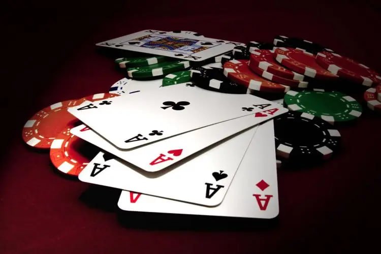 Ilustrasi mekanisme gulungan slot online dengan simbol-simbol khas permainan digital